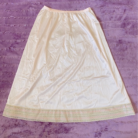 Vintage 80s Vanity Fair Embroidered Hem Coquette Pink Rosette Slip Skirt - Picture 6 of 13